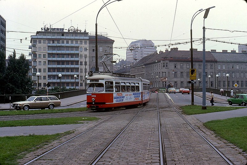 File:056L25260679 Julius Raab Platz, Aspernbrücke, Linie Bk Typ E1 4556.jpg