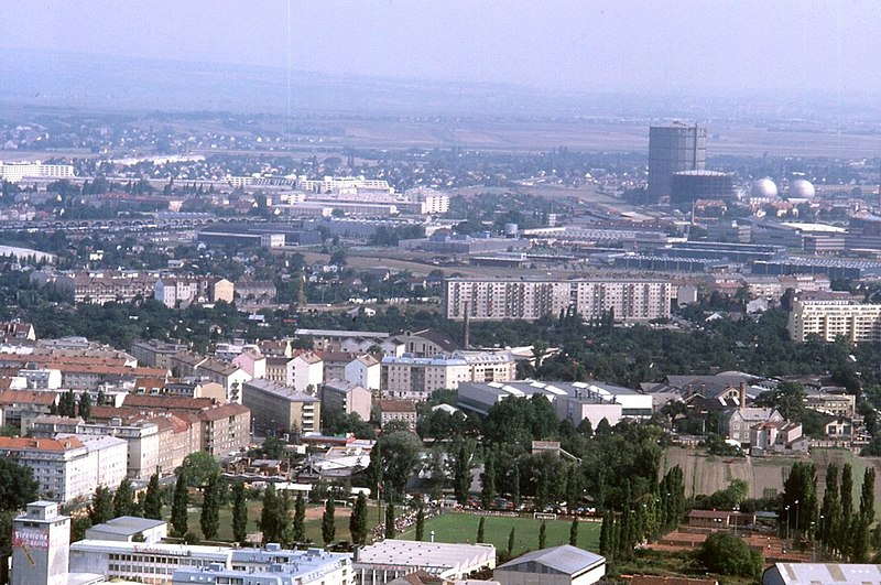 File:090R35310782 Blick vom Donauturm, Blick Richtung Floridsdorf, links Trasse der Hochbahn, rechts Gaswerk Leopoldau, rechts Bombardier.jpg