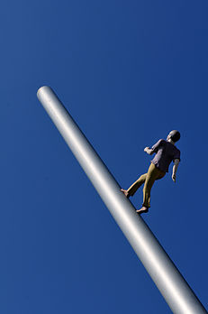 Detalhe da escultura "Homem caminhando para o céu", do artista americano Jonathan Borofsky, em Kassel, Alemanha. (definição 2 848 × 4 288)