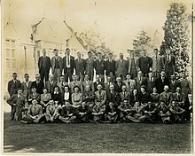 Photographie d'une classe en noir et blanc