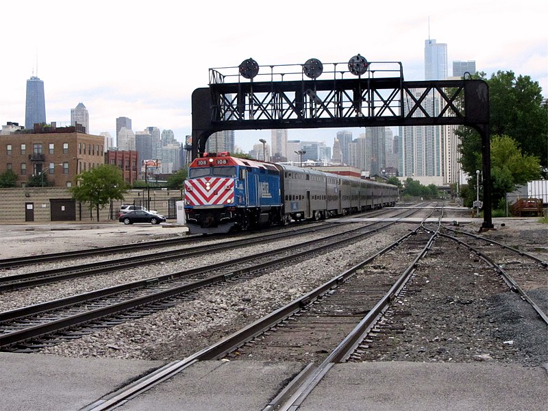 File:20110820 42 Metra near Kinzie & May Sts. (6735955211).jpg