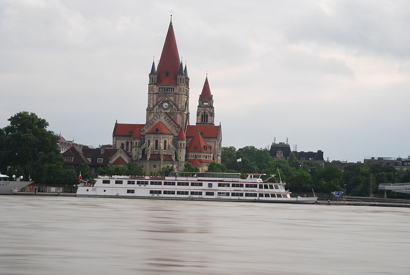 File:2013-06-05 0315 Wien02 Donauhochwasser Mexikoplatz Kaiser-Jubilaeums-Kirche.JPG