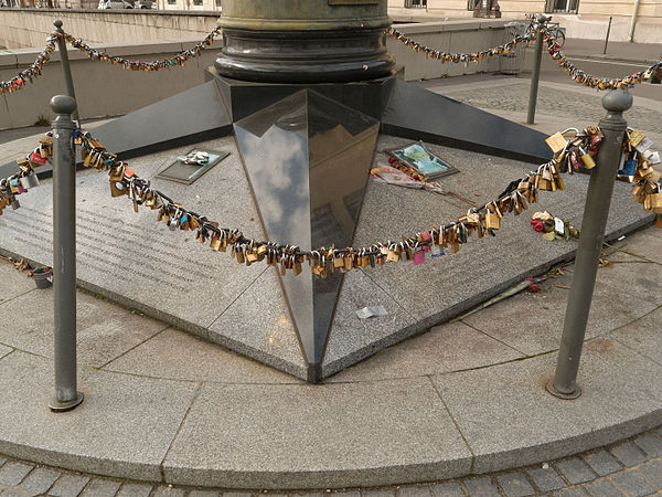 Cadenas d'amour à proximité de la Flamme de la Liberté.