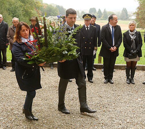 Dépôt de gerbe par Maryline Morallet, conseillère départementale et Florian Bouquet, président du conseil départemental.