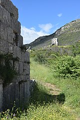 Vestige des murs et d'une tour.