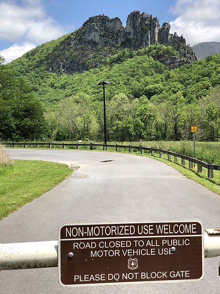 File:2020-05-25 13 15 53 Sign and gate blocking access to the parking lot at the Seneca Rocks Visitor Center in mid-late Spring in Seneca Rocks, Pendleton County, West Virginia.jpg