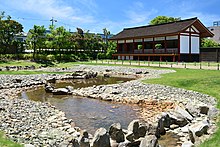 平城京左京三条二坊宮跡庭園の復原された建物と園池