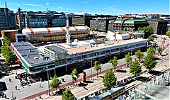 Glaspalatset vid Mannerheimvägen i Helsingfors, och bakom det Kulturkasernen under byggnation, 2022.