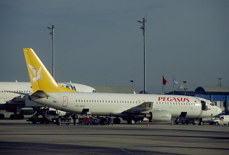 File:272ak - Pegasus Airlines Boeing 737-82R, TC-APU@IST,01.01.2004 - Flickr - Aero Icarus.jpg