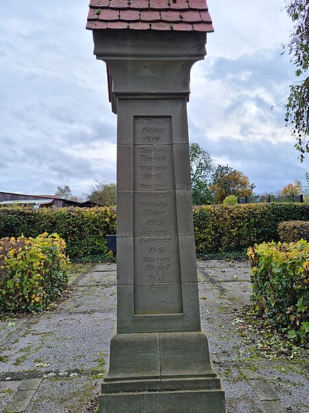 File:429 Gedenkstätte für Gefallene auf dem Friedhof von Westuffeln.jpg