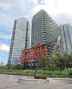 Byggnad på Center Boulevard 46-10 sett bakom Pepsi-Cola-skylten 2015