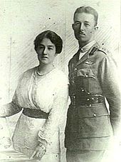 Поясной портрет мужчины в военной форме рядом с женщиной в белом платье