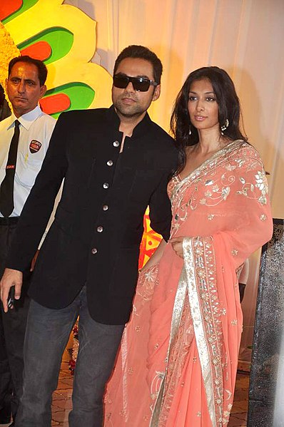 File:Abhay Deol, Preeti Desai at Esha Deol's wedding at ISCKON temple 08.jpg