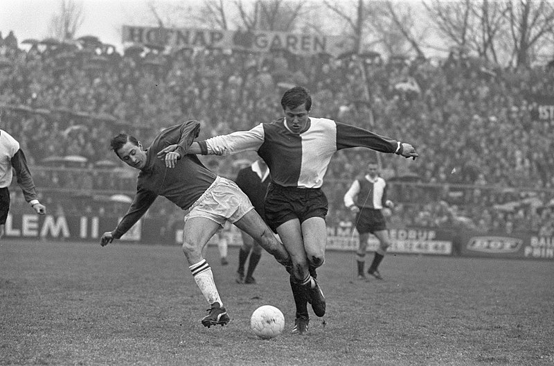 File:Ajax tegen Feyenoord 3-1, beker, Cruijff in duel met Israels, Bestanddeelnr 920-1988.jpg