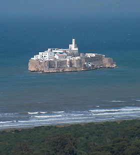 Peñón de Alhucemas, a szigetcsoport fő szigete a marokkói partokról nézve