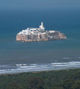 Peñón de Alhucemas, het hoofdeiland van de archipel gezien vanaf de Marokkaanse kust