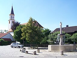 The Ampfinger Kirchplatz and the church St. Margareta