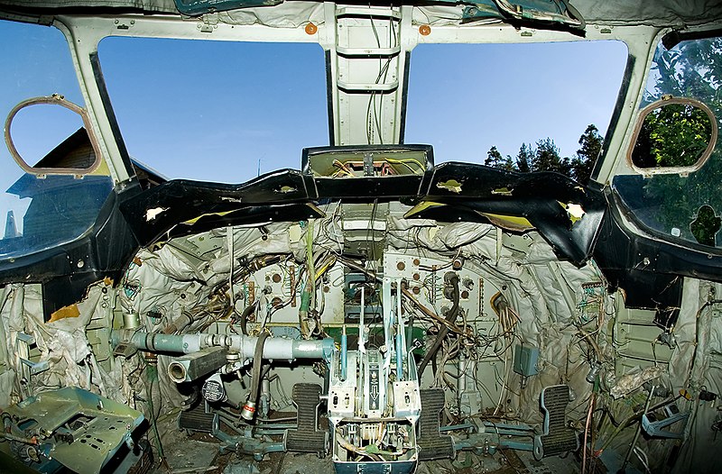 File:An-28. Cockpit. (3638421485).jpg