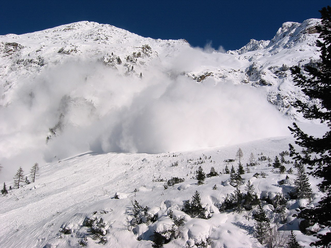 File:Another Avalanche coming down at Untere Sulztalalm ...