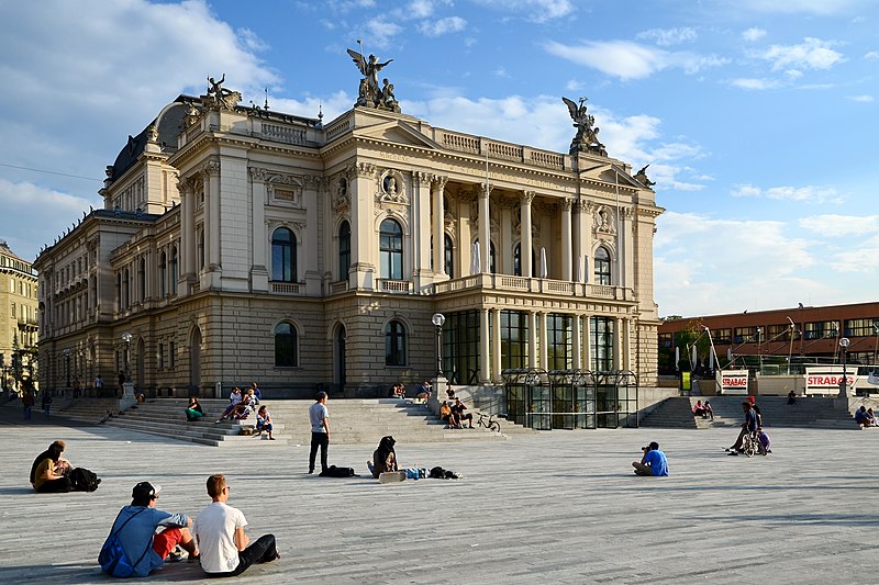 File:Ansicht vom neu gestalteten 'Sechseläutenplatz' auf das Opernhaus in Zürich 2013-08-31 18-32-35.JPG