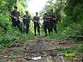 Integrantes del G.O.E realizando largas caminatas portando Fusil de combate FN FAL. Foto tomada en el año 2009.