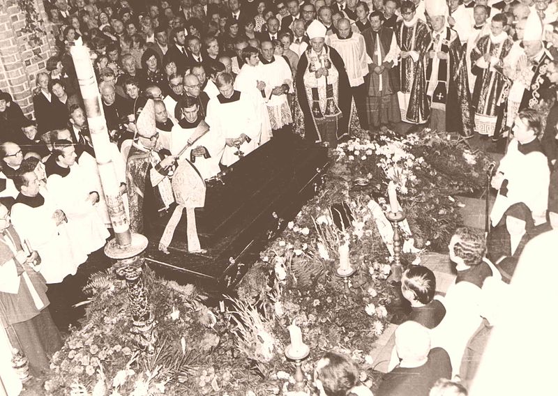 File:Archbishop Antoni Baraniak's Solemn Funeral.jpg