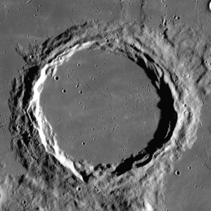Частково залитий лавою кратер Архімед[ru] на сході Моря Дощів (діаметр — 81 км)