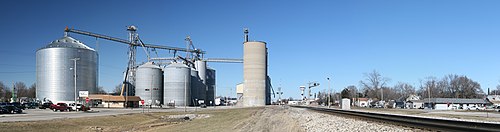 Grain elevators at the intersection of Route 133 and US Route 45 Arcola IL.jpg