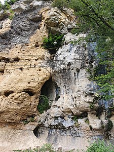 Steilwand des Angoumiens unterhalb vom Schloss Aucors. Der Karst hat den ursprünglichen Bruch erweitert.