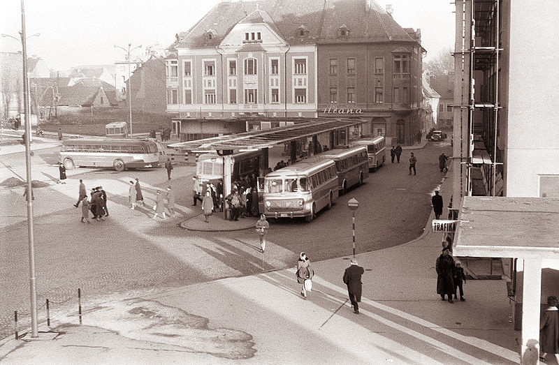 File:Avtobusno postajališče na Glavnem trgu 1961 (2).jpg