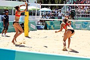 Deutsch: Beachvolleyball bei den Olympischen Jugendspielen 2018; Tag 9, 15. Oktober 2018; Mädchen, Viertelfinale: USA-Spanien 2–1 (21–19/17–21/15–9) English: Beach volleyball at the 2018 Summer Youth Olympics at 15 October 2018 – Girls Quarterfinals: USA-Spain 2–1 (21–19/17–21/15–9)