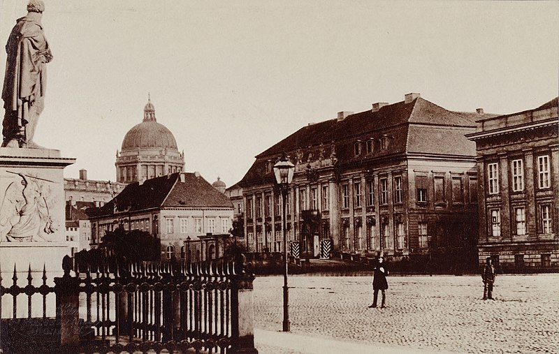 File:Berlin, Unter den Linden Nr. 3, Kronprinzenpalais, Blick von Nordwesten, Zustand vor dem Umbau 1856.jpg