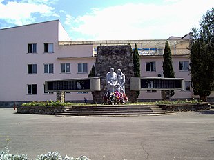 Мемориал в память о жертвах Великой Отечественной Войны возле Дома культуры