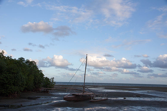 Ein Boot im Wattenmeer vor Suva