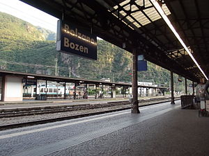 Pemandangan stasiun dari platform