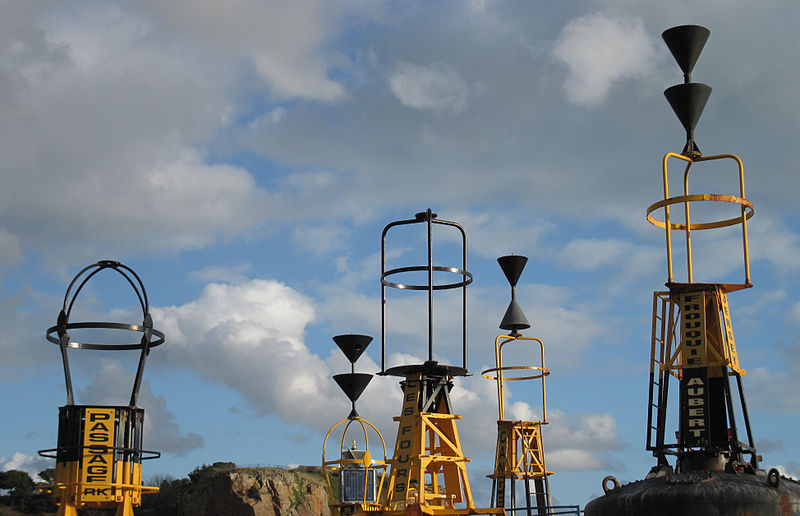 File:Bouies caûchie d'la Ville Saint Hélyi Jèrri Janvyi 2010 a.jpg