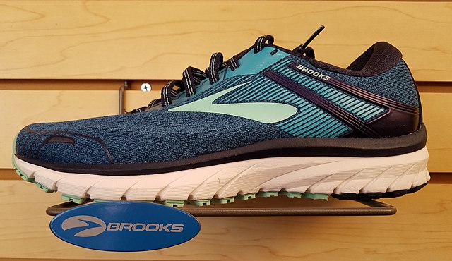 brooks shoes wide