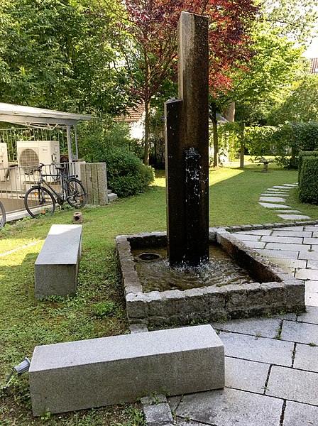 File:Brunnen AgnesBernauerStr Müchen.jpg