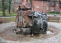 "Samariterbrunnen" von Rolf Fässer, 1999, Schönwalder Allee 26, Berlin-Hakenfelde, Deutschland