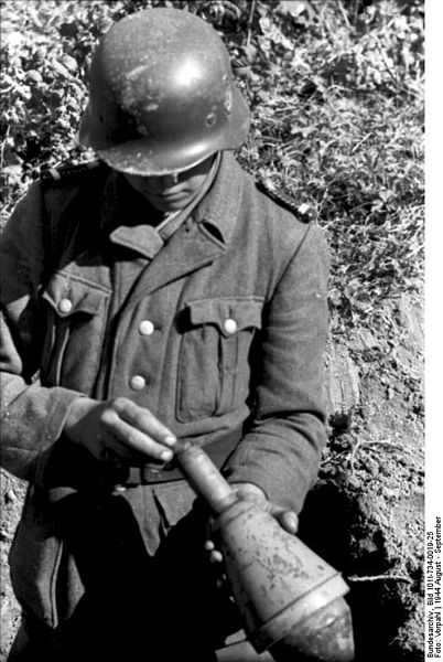 File:Bundesarchiv Bild 101I-734-0019-25, Russland-Nord, Soldaten mit Panzerfaust.jpg