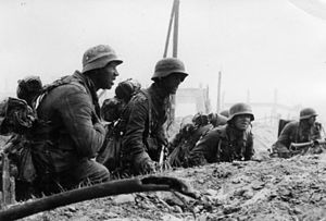 Bundesarchiv Bild 146-1971-107-40, Russland, Kampf um Stalingrad, Infanterie.jpg