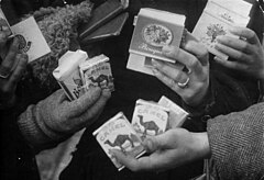 Cigarros comercializados no mercado negro (Berlim, Janeiro de 1949). Durante o período nazista, o regime promoveu uma forte campanha antitabagista (ver: Movimento antitabagismo na Alemanha nazista.)