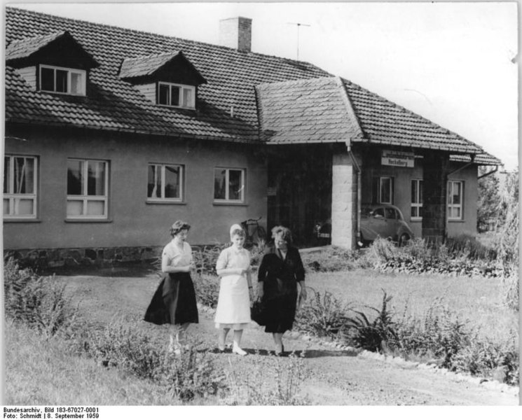 File:Bundesarchiv Bild 183-67027-0001, Heckelberg, Blick auf eine ländliche Großpraxis.jpg