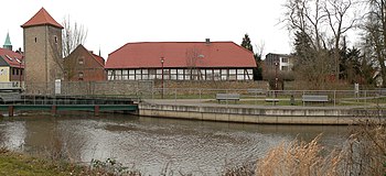 Reste der Stadtbefestigung Gronau mit dem Schiefen Turm an der Stadtmauer und im rechten Bereich früherer Standort der Burg Empne