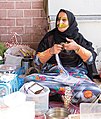 Femme portant un battula en métal sous son voile, Émirats arabes unis, 2015