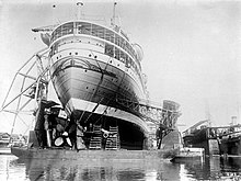 Surabaya dock of 14,000 tons left of the 3,500 tons dock COLLECTIE TROPENMUSEUM Het schip Sibajak uit Rotterdam in het 14.000-tons dok van de Droogdok Maatschappij Soerabaja te Soerabaja Oost-Java TMnr 10010655.jpg