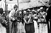 مانجي مانجي كارينج بونونومبو، ملك غوا، مع الجمهور وبعض الشخصيات المرموقة أثناء تنصيب القائم بأعمال حاكم سيليبس وتوابعه، السيد بوسيلار، 1937