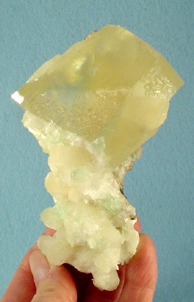 File:Calcite-Stilbite-Ca-Apophyllite-(KF)-254006.jpg