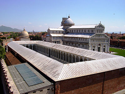 Visão geral, com a Catedral de Pisa ao fundo