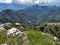 Monte Caplone, panorama dal versante sud sulla Val Vestino con la sottostante Valle di Cadria poi più a sud chiamata del Droanello, i prati di Selva Bella-Proalio mentre sullo sfondo il monte Denervo e il lago di Garda con la penisola di Sirmione